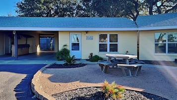 Condo (2 Bedrooms) | Property amenity