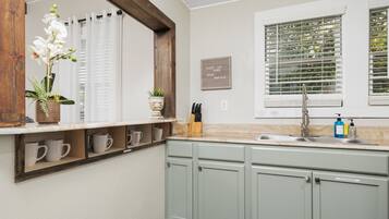 Rumah, Beberapa Tempat Tidur, patio, pemandangan kebun | Dapur pribadi | Lemari es, microwave, oven, dan kompor