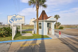 Un petit bâtiment sur lequel est apposée une enseigne indiquant : « Location d’appartements de vacances – Complexe Seascape Resort ».