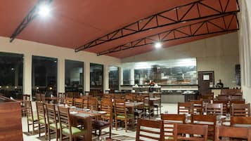 Desayuno continental diario (INR 350 por persona)