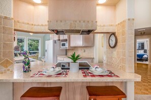 Microwave, oven, dishwasher, coffee/tea maker - New listing! Beautiful centrally located Florence home near the river, gas grill, game room (Florence)