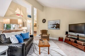 TV - New listing! Beautiful centrally located Florence home near the river, gas grill, game room (Florence)