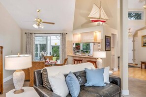 TV - New listing! Beautiful centrally located Florence home near the river, gas grill, game room (Florence)