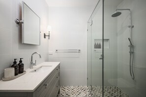 Shower, hair dryer, towels, soap - Beautiful spacious home a short walk to town centre. (Bright)