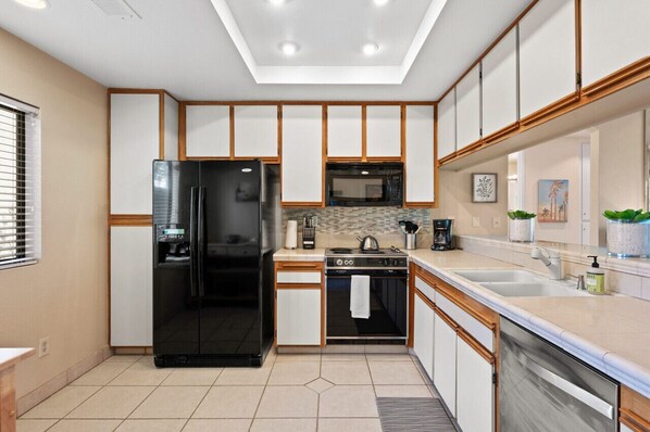 Kühlschrank, Mikrowelle, Ofen, Herdplatte