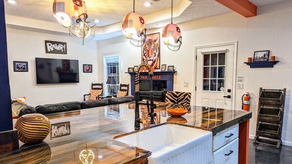 Interior - NEW! Auburn Tiger Alumni Retreat on 20 private acres (Salem)