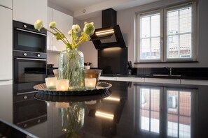 Mikrobølgeovn, ovn, kokeplater og oppvaskmaskin