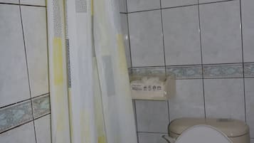 Douche, sèche-cheveux, bidet, serviettes fournies