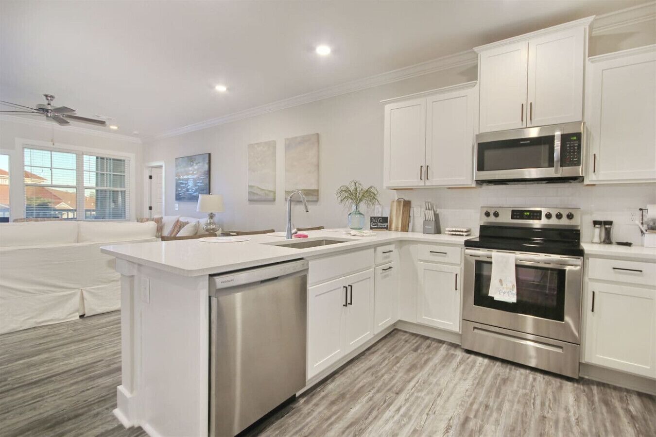 Kylskåp, mikrovågsugn, ugn och spishäll