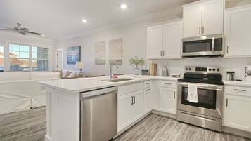 Kylskåp, mikrovågsugn, ugn och spishäll