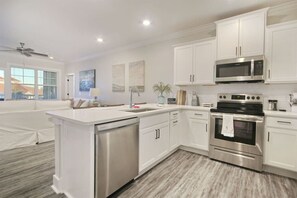 Kylskåp, mikrovågsugn, ugn och spishäll