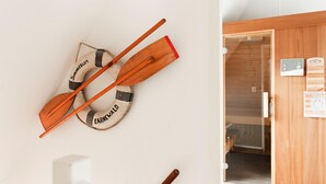 Een houten deur met een ruit en een bedieningspaneel met knoppen en een scherm.
