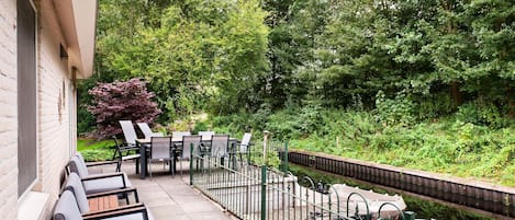 تناول الطعام بالخارج