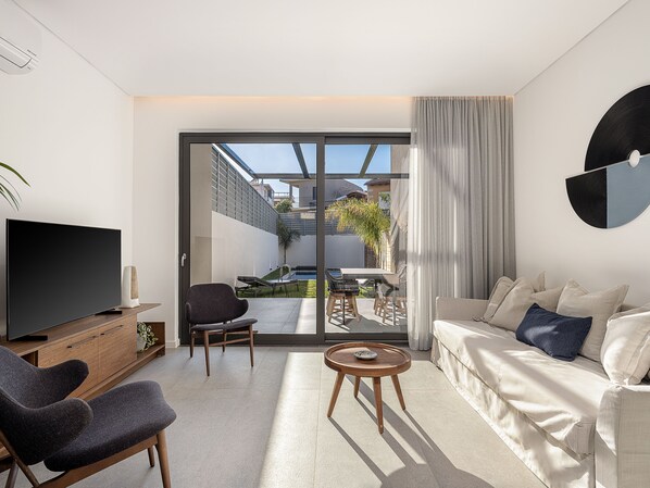 Smart TV, stereo - Urban Oasis - Walking distance to the Old Town, the beach and all kind of shops! (Chania)