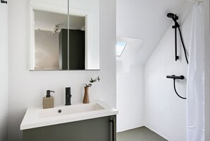 Dusche, Haartrockner, Handtücher