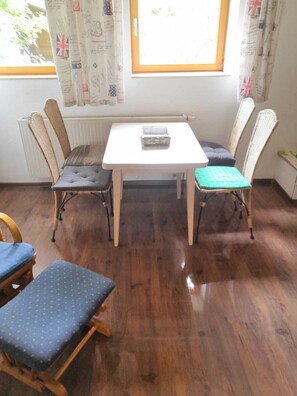 Dining - Urlaub auf dem Hobby-bauernhof (Niederrieden)