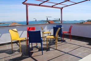 Outdoor dining - Apartment on Ground floour with common terracce on 3 floor (Vodice)