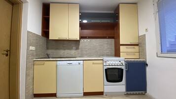 Kjøleskap, mikrobølgeovn, ovn og kokeplater