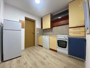 Fridge, microwave, oven, stovetop - Apartment on Ground floour with common terracce on 3 floor (Vodice)