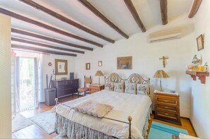 4 bedrooms, desk, iron/ironing board, free WiFi