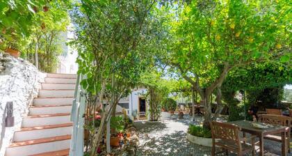 Fabulous country house with pool set in historical town