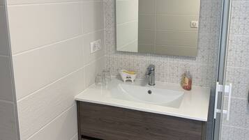 Douche, sĂšche-cheveux, serviettes fournies, papier toilette