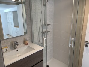 Dusch, hårtork, handdukar och toalettpapper