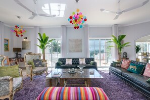 Smart-TV, Kamin, DVD-Player, Tischfußball