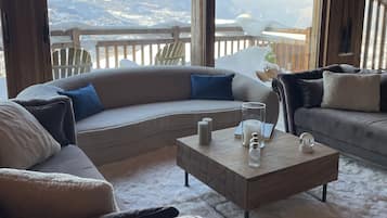 Télévision, cheminée, baby-foot, table de tennis de table