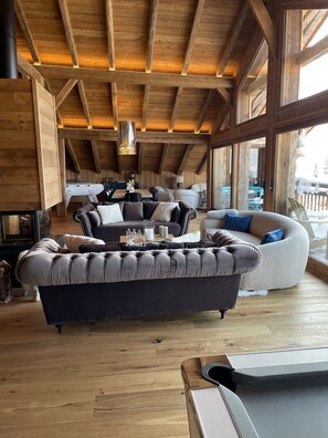 Télévision, cheminée, baby-foot, table de tennis de table