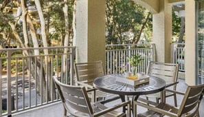 Outdoor dining - Escape to Hilton Head: Luxurious Amenities and Family Fun Actives (Hilton Head Island)