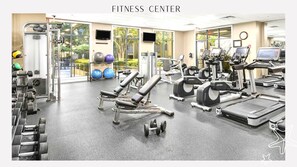 Ein Fitnessstudio mit Laufbändern, Kraftgeräten und Trainingsbällen.
