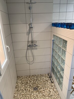 Dusche, Haartrockner, Handtücher
