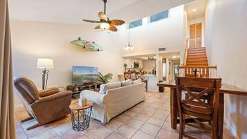 Una televisión, una oficina