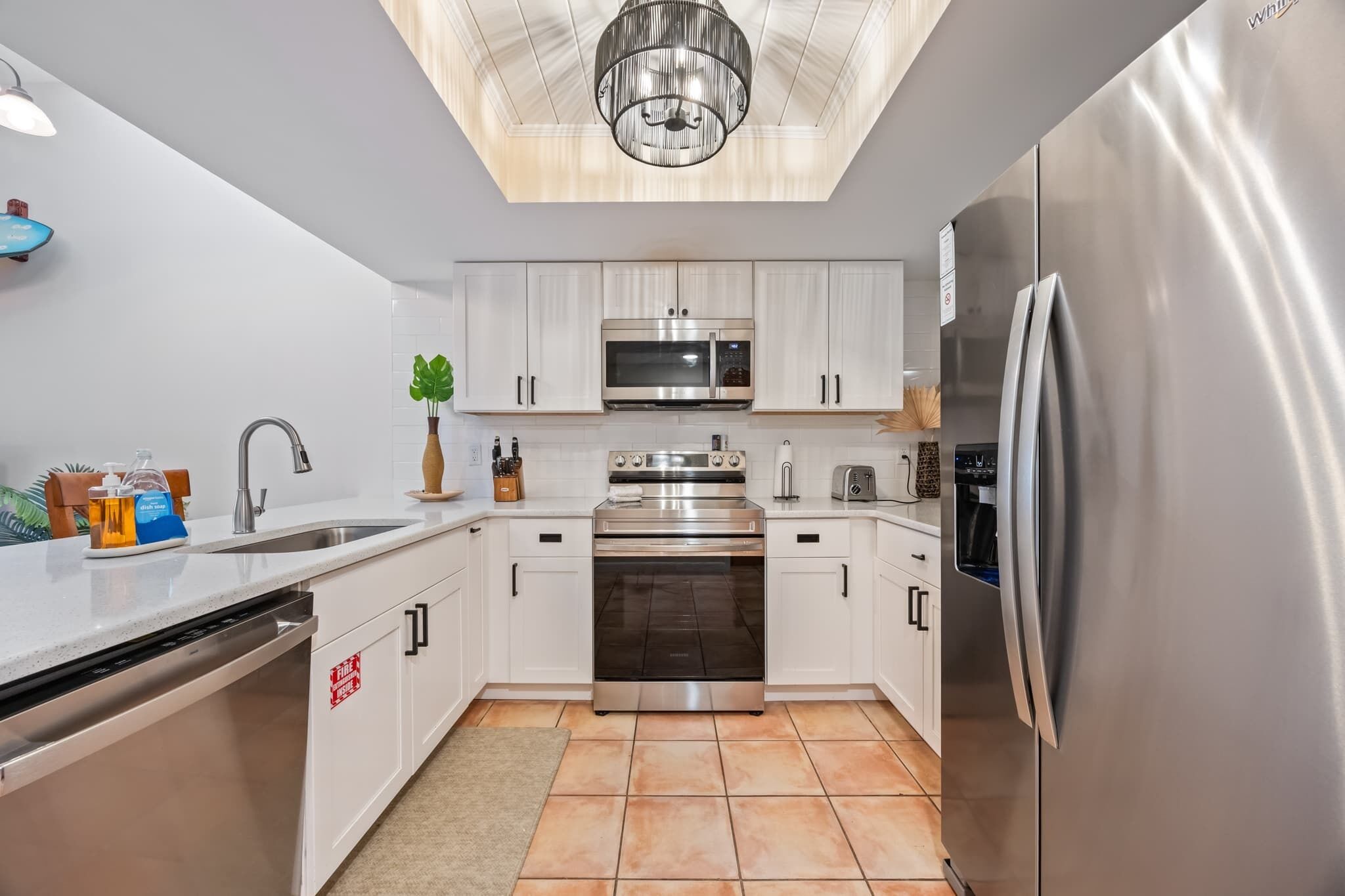 Frigorífico, microondas, horno y placa de cocina