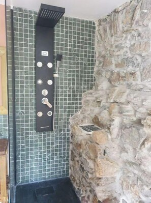 Dusche, Haartrockner, Handtücher, Seife