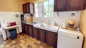 Private kitchen - Coastal House with Terrace, Close to Beach, 4BR, Private Garden, Parking (Jullouville)