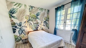 Room - Coastal House with Terrace, Close to Beach, 4BR, Private Garden, Parking (Jullouville)