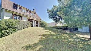 Exterior - Coastal House with Terrace, Close to Beach, 4BR, Private Garden, Parking (Jullouville)