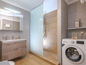 Apartamento urbano | Banheiro | Chuveiro, secador de cabelo, toalhas de banho, sabonete