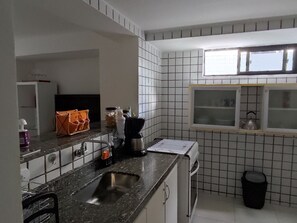 Family Apartment | Private kitchenette | Fridge, microwave, oven, stovetop