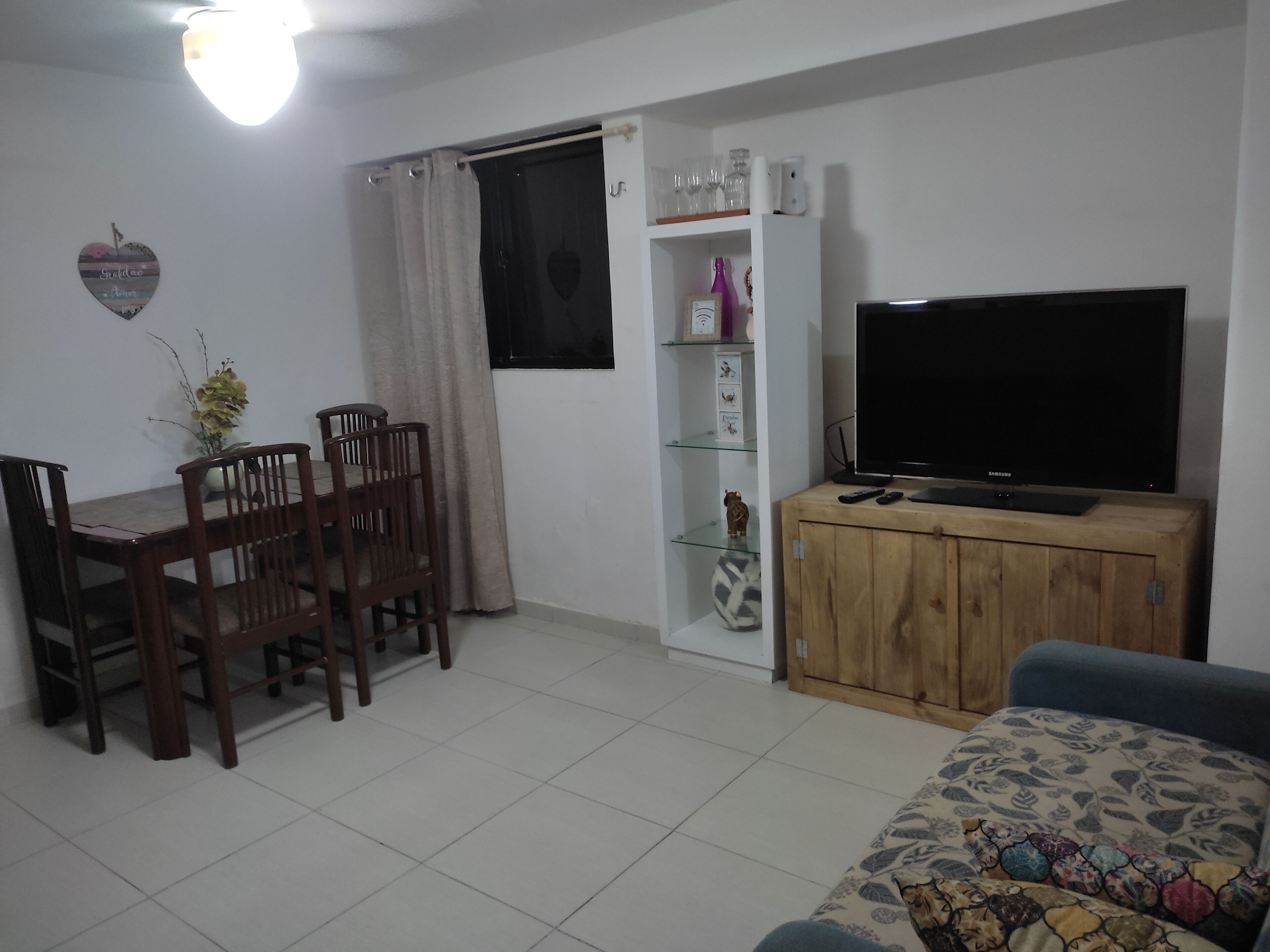 Căn hộ dành cho gia đình | Phòng khách | TV 50-inch có truyền hình kỹ thuật số, Netflix, dịch vụ stream 