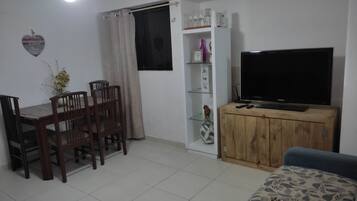 Căn hộ dành cho gia đình | Phòng khách | TV 50-inch có truyền hình kỹ thuật số, Netflix, dịch vụ stream