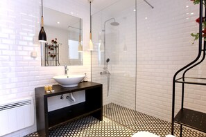 Apartment | Bathroom | Shower, towels - GK Grand Comfort (Athens)