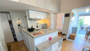 Coffee/tea maker, fridge, microwave, oven - Charming Cottage with Garden, Near Beach & Town - La Tranche-sur-Mer (La Tranche-sur-Mer)