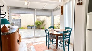 Dining - Charming Cottage with Garden, Near Beach & Town - La Tranche-sur-Mer (La Tranche-sur-Mer)
