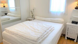 2 bedrooms, WiFi (free) - Charming Cottage with Garden, Near Beach & Town - La Tranche-sur-Mer (La Tranche-sur-Mer)