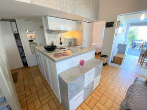 冷蔵庫、電子レンジ、オーブン、コンロ