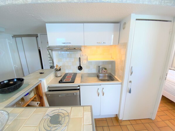Fridge, microwave, oven, stovetop - Charming Cottage with Garden, Near Beach & Town - La Tranche-sur-Mer (La Tranche-sur-Mer)