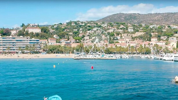 A coastal town with a Ferris wheel, boats, and a beach. - Modern Apartment with Pool, Terrace, and A/C Near Beach - Le Lavandou (Le Lavandou)